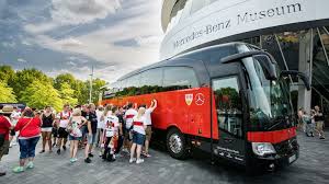 Die mannschaft ist auch schon auf dem weg nach lennep. Vfb Stuttgart Mannschaftsbus Jetzt Dauerhaft Vor Dem Mercedes Benz Museum