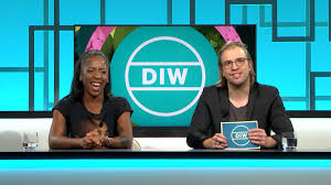 Iedere aflevering praat de presentator, geflankeerd door een of meerdere sidekicks. De Ideale Wereld Is Weer Bijna Toe Aan Een Nieuw Seizoen Wij Keken Vooruit En Blikten Terug Met Jan Jaap Van Der Wal Newsmonkey