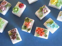 1 scatola di zollette di zucchero per la glassa o ghiaccia reale: Zollette Di Zucchero Decorate Le Martarelle
