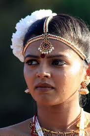 Gelenekteki Zarafet: Sonia Suri'nin Özü Duvar Kağıdı