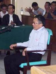 Adelin lis akan diborgol saat pesawat memasuki wilayah udara indonesia. Teliti Putusan Adelin Lis 2 Komisioner Ky Terbang Ke Medan