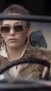 Inspiré par les motifs géométriques, l' architecture et les couleurs vives,  ce bijou est le parfait mélange de modernité et de tradition. Il apportera  une touche de fantaisie à n'importe quelle tenue