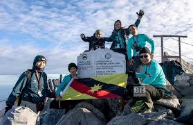Bendera tersebut dijahit oleh fatmawati sendiri ketika ia mengandung guruh soekarnoputra. Pengamal Media Sambut Hari Sarawak Di Puncak Kinabalu