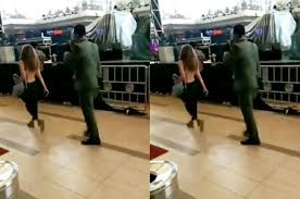 Jual baju couple online, kaos couple lucu, kemeja couple keren, dress couple, jaket. Viral Video Seorang Wanita Tiba Tiba Buka Baju Di Summarecon Mal Bekasi Netizen Mungkin Dia Gerah Semua Halaman Wiken