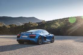 Elleri ince uzun parmaklidir, avini iyice kavrayarak tutmasi, avini kacirmamasi icin kullanislidir. Hd Wallpaper Blue Audi Coupe R8 V10 Side View Car Land Vehicle Road Wallpaper Flare
