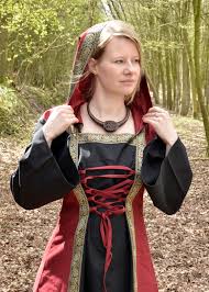 Die unterschiede zwischen den ständen lagen meist jedoch nur im verwendeten material und dem dazugehörigen zierrat. Mittelalterliches Kleid Eleanor Mit Kapuze Dunkelrot Und Schwarz Battle Merchant Wir Liefern Geschichte