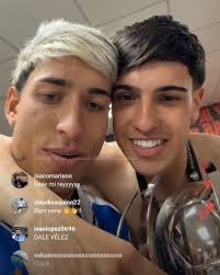 👏🎩 Claudio Aquino celebró el título de #Vélez en el IG Live de Maher  Carrizo.