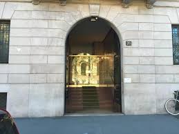 Vicino gli studi televisivi rai e agli stabilimenti del rinomato stilista gucci, proponiamo in locazione ampio bilocale composto da ingresso, soggiorno, cucina abitabile, camera da … 19/11/2021. Dov E Morto Maurizio Gucci A Milano Palazzo E Dettagli Vivihome It