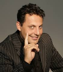 An announcement that, smiling, flora wanted communication to his fans and did it by showing the belly, who has already grown up. Enrico Brignano Biografia