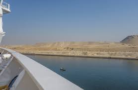 Er ist schleusenlos und braucht deshalb (anders als. Suezkanal Per Kreuzfahrtschiff Durch Die Agyptische Wuste