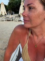 Vanessa Incontrada in vacanza, momento di relax , dopo una stagione piena  di impegni lavorativi. Spesso si dice che nell'armadio di ogni donna non  dovrebbe mai mancare un pantaloncini in gins e