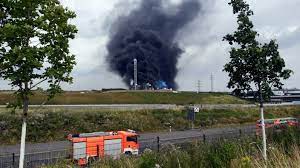Einsatzkräfte der werkfeuerwehr sind im einsatz. 5l6 Zkk9i2t5jm