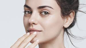 Apply a golden eyeshadow with an eyeshadow brush as the eyeshadow base. Beauty Tips And Secrets From Mila Kunis Luxebc