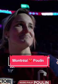 La foule montréalaise réserve une chaleureuse ovation à Marie-Philip  Poulin! 👏 #hockey #pwhl #montreal #poulin @Victoire de Montréal