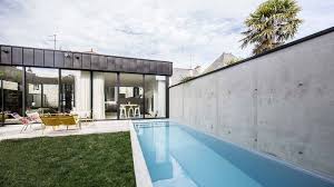 Une Piscine Dans La Ville Piscine Dans Une Maison De Ville Piscine Citadine Gris Clair Piscine Modele De Piscine Construction Piscine