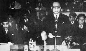 Pertama, peristiwa yang menyenangkan (peristiwa yang membuat kita senang). Kisah Negara Serikat Dan Kesatuan Pada Penyerahan Kedaulatan Republika Online