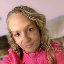 Pitbull mom tries to get her dog to swim in the pool