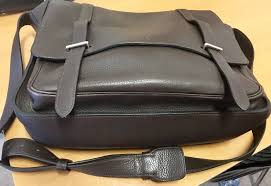 There is also a secret velvet lined key locked compartment at the. Hermes Steve Sac Bandouliere Pour Homme Catawiki