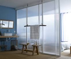 Une Salle De Bains Baignee De Lumiere Du Jour A Travers La Paroi Cloison Cloison Amovible Deco Salle De Bain