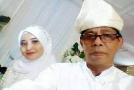 Menyampaikan tanda mata kepada presiden halimah yacob sambil. Hiburan Rilek1corner