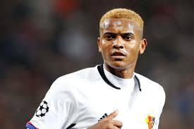 ʻo ka mea mua loa, ua hānau ʻia ka paepae wāwae swiss i kahi makuahine swiss a me kahi makuakāne nigeria. Liverpool Linked With Highly Rated Swiss Centre Back Manuel Akanji Liverpool Fc This Is Anfield