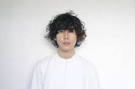 メンズのミディアムヘアスタイル michel 黒髪 パーマ メンズパーマ フレンチ フランス 無造作 アンニュイ メンズ ヘアスタイル ヘアスタイリング メンズ パーマ ミディアム