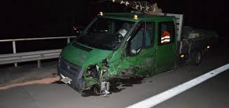 Check spelling or type a new query. Falschfahrerin Stosst Mit Kleinlaster Zusammen