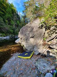 „niimaar started organizing ploggings in 2016 in finland and we started by running and picking up plastic on the coasts of helsinki with a small group of motivated people. Sillschlucht