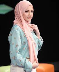 A household name in her native malaysia, actress and tv host neelofa's first claim to fame was winning a local teen beauty contest in 2010. Neelofa Neelofa Hijab Lofa My Dear Sweetie H I Have So Much More For You To Be Mad At Just Be Patien Beautiful Hijab Hijab Fashion Classy Business Outfits