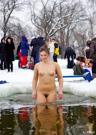 Купание на крещение голыми - порно фото голых девушек