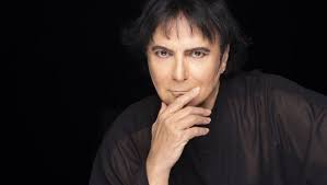 reˈnaːto dˈdzɛːro) is the stage name of renato fiacchini (born 30 september 1950), an italian singer, songwriter, producer, dancer and actor whose career spans a full six decades, from the 1960s to the 2010s, with 40 million records sold. Renato Zero Le Mie Canzoni Contro Il Karaoke Della Musica Di Oggi La Repubblica