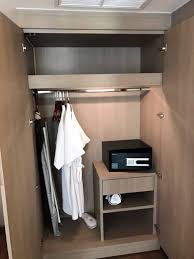 Während des betriebes wird das im schrank eingebaute bügelbrett einfach von der vertikalen in die horizontale position gebracht. Schrank Mit Safe Und Bugelbrett Bugeleisen Arte Hotel Bangkok Holidaycheck Grossraum Bangkok Thailand