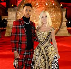 Ihr bruder gianni interessierte sich früh für mode und entwarf schon. Donatella Versace Ist Die Mode Ikone Des Jahres 2017 Welt