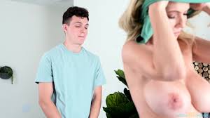 Taking Social Media Pictures Of Stepmom Ends In BJ And Sex - EPORNER