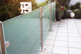 Wir arbeiten seit 1998 erfolgreich auf dem deutschen markt und beschäftigen aktuell 9 mitarbeiter. Wind Und Sichtschutz Mit Seitlichen Glasklemmen Kaufen Individuell Nach Mass