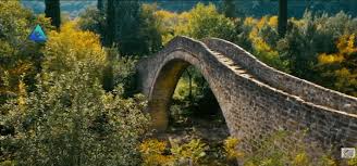 Ο ποταμός εύηνος, τα ακαρνανικά όρη, η λίμνη τριχωνίδα προσφέρονται για μια σειρά από δραστηριότητες. To Plin8oktisto Gefyri Ths Bergas Sthn Aitwloakarnania Binteo Adieksodos Gr