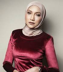 She is an actress, known for sembilu (1994), maria mariana (1996) and merah (1996). Dilabel Isteri Derhaka Ziana Zain Tuju Kata Pedas Buat Netizen