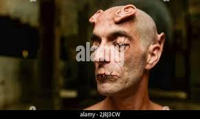 USA. Jason Bitter in einer Szene aus (C)Neon neuem Film : Crimes of the  Future (2022). Handlung: Der Mensch passt sich einer synthetischen Umgebung  an, mit neuen Transformationen und Mutationen. Saul Tenser,