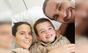 Cristián andrés arriagada bižaca (punta arenas, 15 de marzo de 1981) es un actor chileno, conocido por sus diversos roles en teleseries. Tu Dia Mas Feliz Del Ano El Emotivo Mensaje De Cristian Arriagada A Javi Suarez Por Su Cumpleanos Tv Y Espectaculo Biobiochile