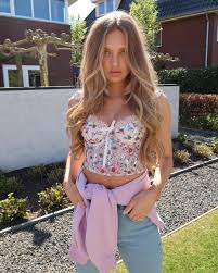 Faça compras na maior seleção de produtos do mundo e encontre as melhores ofertas de victoria's secret corpetes e bustiês femininos. Romee Strijd S Secret Bra Top White Bra Top Lace Detailing Light Blue Jeans Make The