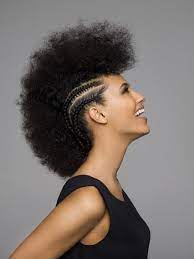 Les Plus Belles Coiffures Afro Nous Adore La Tendance Tresses Fines Plaquees De Zoe Kravitz Salon De Coiffure Africain Coiffure Afro Salon De Coiffure Afro