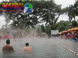 Patung sura dan buaya, tugu pahlawan, atau rujak cingur? Kolam Renang Pamanukan Subang Kolam Renang