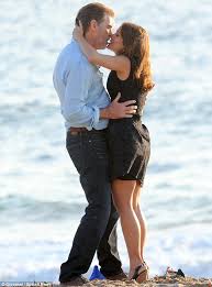 Matthew perry salma hayek pelicula. Pierce Brosnan And Salma Hayek Filming Chicentral Net