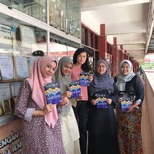 Pelajar bernama zaharin bin haris bercakap demikian kepada wakil media middle voices ketika ditemui di sini semalam selepas tamat menghadiri kuliah pameran dan pengedaran filem di fakulti filem, teater dan animasi. Uitmfitawaveawards Instagram Posts Photos And Videos Picuki Com