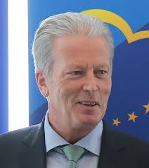 Reinhold mitterlehner (born 10 december 1955) is an austrian politician of the austrian people's party (övp) who served as minister of economy in austria's government from 2008 until 2017. Datei Reinhold Mitterlehner 2016 Jpg Wikipedia