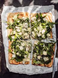 Knuspriger Sommerlicher Flammkuchen Mit Kohlrabi Zucchini Und Rucola Rezept Flammkuchen Kohlrabi Rezepte