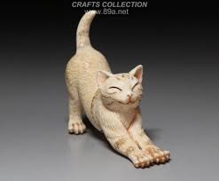 Here it is depicted sleeping serenely, its head and front paws rested on an opened uchiwa fan. çŒ« Archives Crafts Collection
