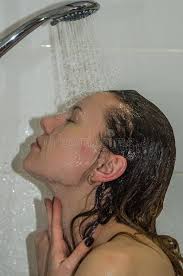 Junges Schönes Mädchen Mit Dem Langen Haar, Nackt, Eine Dusche Nehmend Und  Waschen Ihren Kopf Stockbild - Bild von schale, lang: 86686967