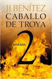 Benítez nunca hubiera deseado escribir, al menos estas han sido sus palabras, sin embargo, ya está escrito y según el autor navarro, lo más importante de esta novela es solo lo que se intuye y no lo que está leyendo. Masada Caballo De Troya 2 J J Benitez Planeta De Livros