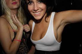 Amateur side boobs